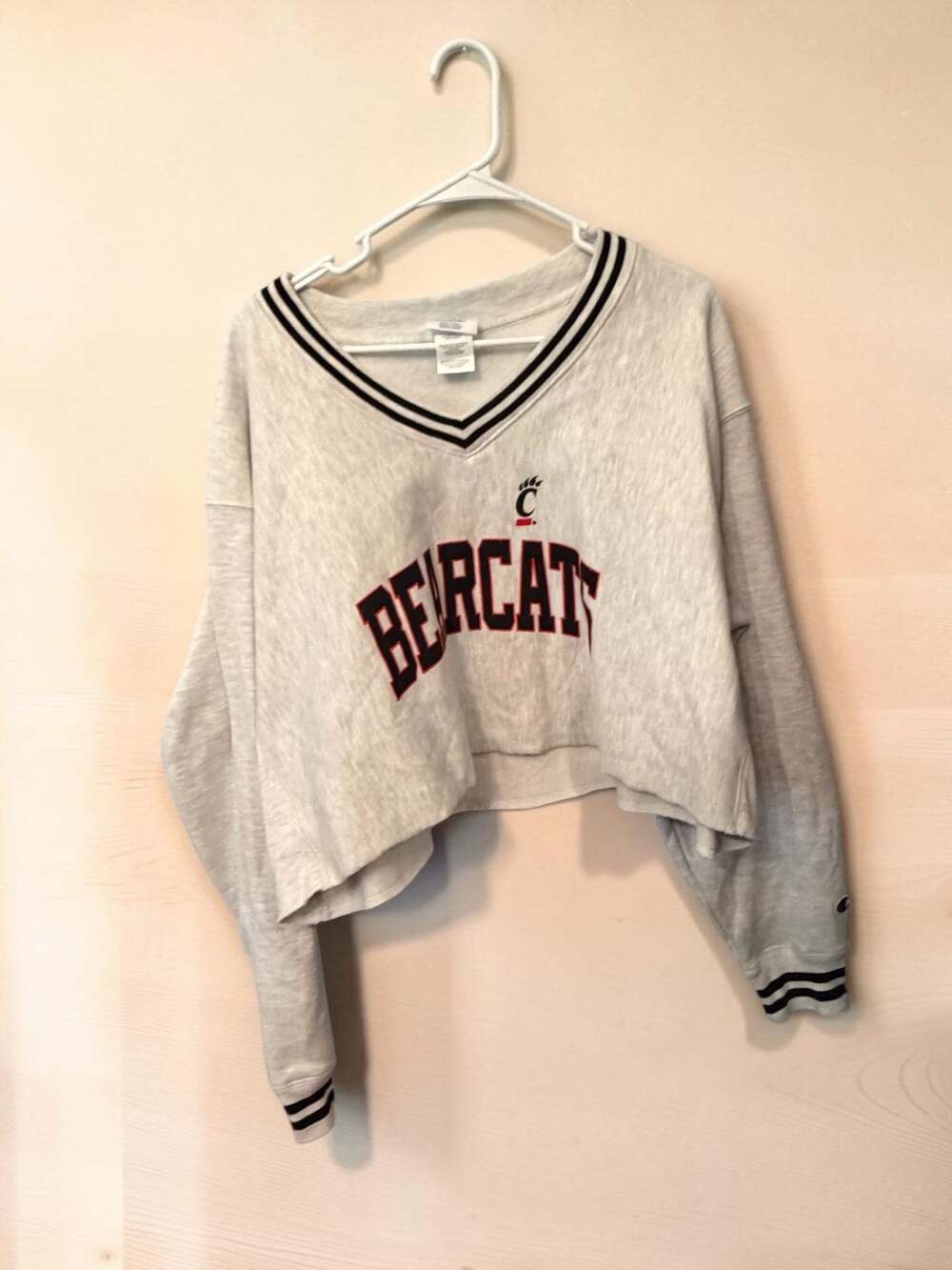 Champion Reverse Weave Cincinnati Bearcats Cropped V-Neck Sweatshirt